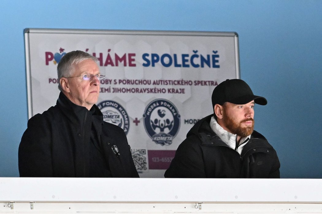 Trenér hokejové reprezentace Kari Jalonen s generálním manažerem Martinem Havlátem během utkání v Brně