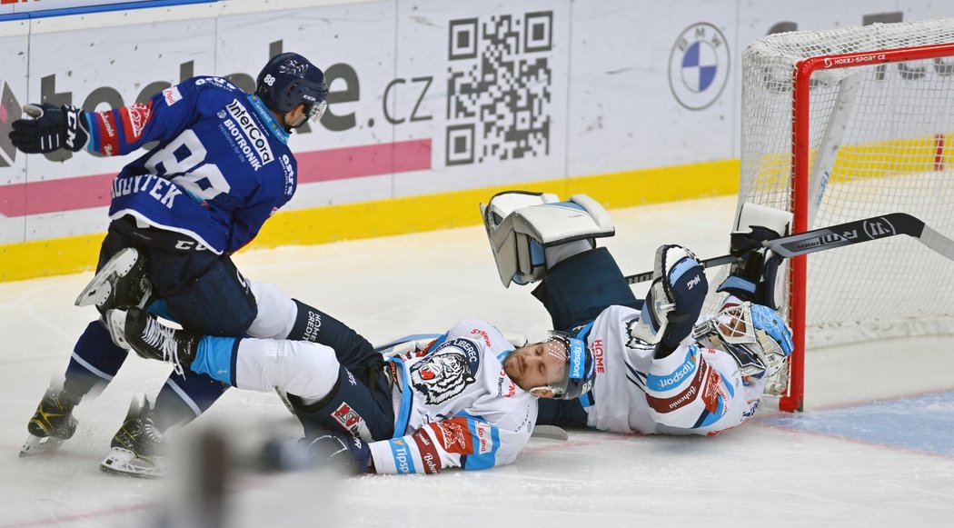 Bílí Tygři Ondřej Vitásek (uprostřed) a Petr Kváča padají k ledu při konfrontaci s Petrem Kodýtkem z Plzně