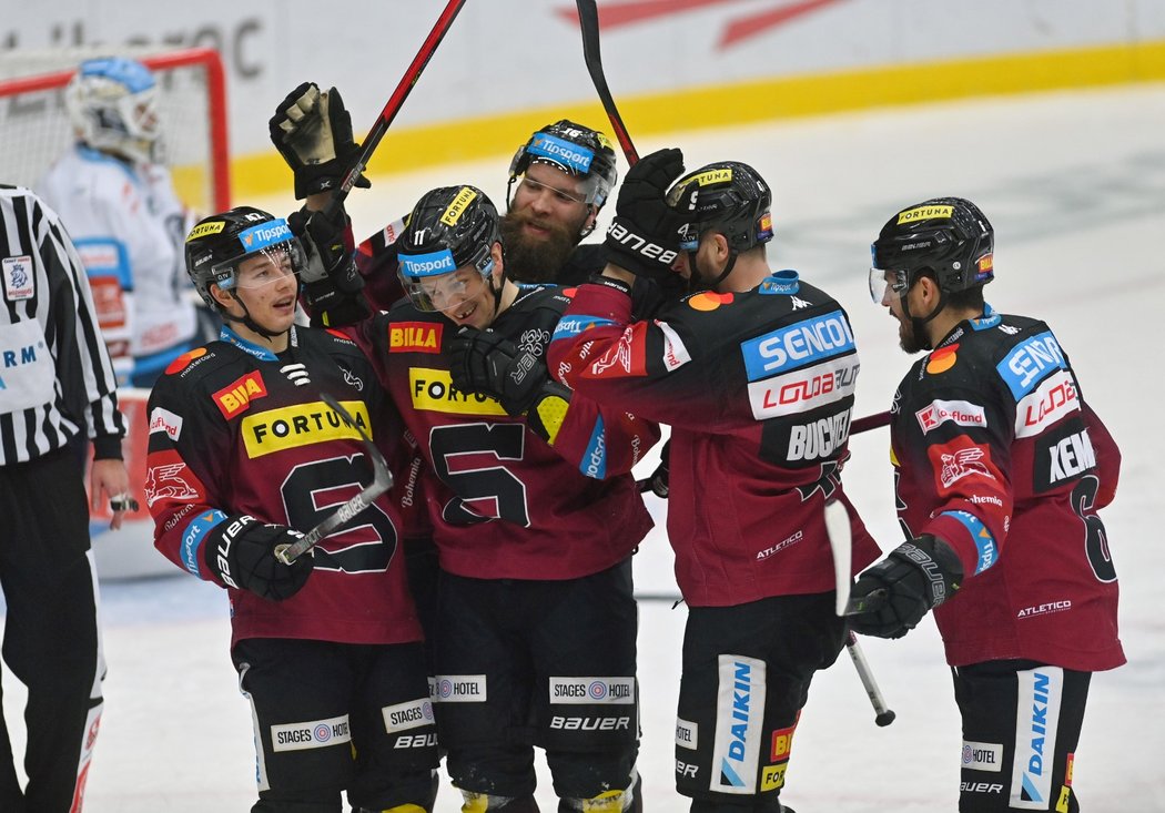 Hokejisté Sparty se radují z gólu útočníka Davida Dvořáčka (druhý zleva)