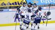 Vítkovičtí hokejisté se radují z gólu amerického snajpra Petera Muellera (uprostřed)