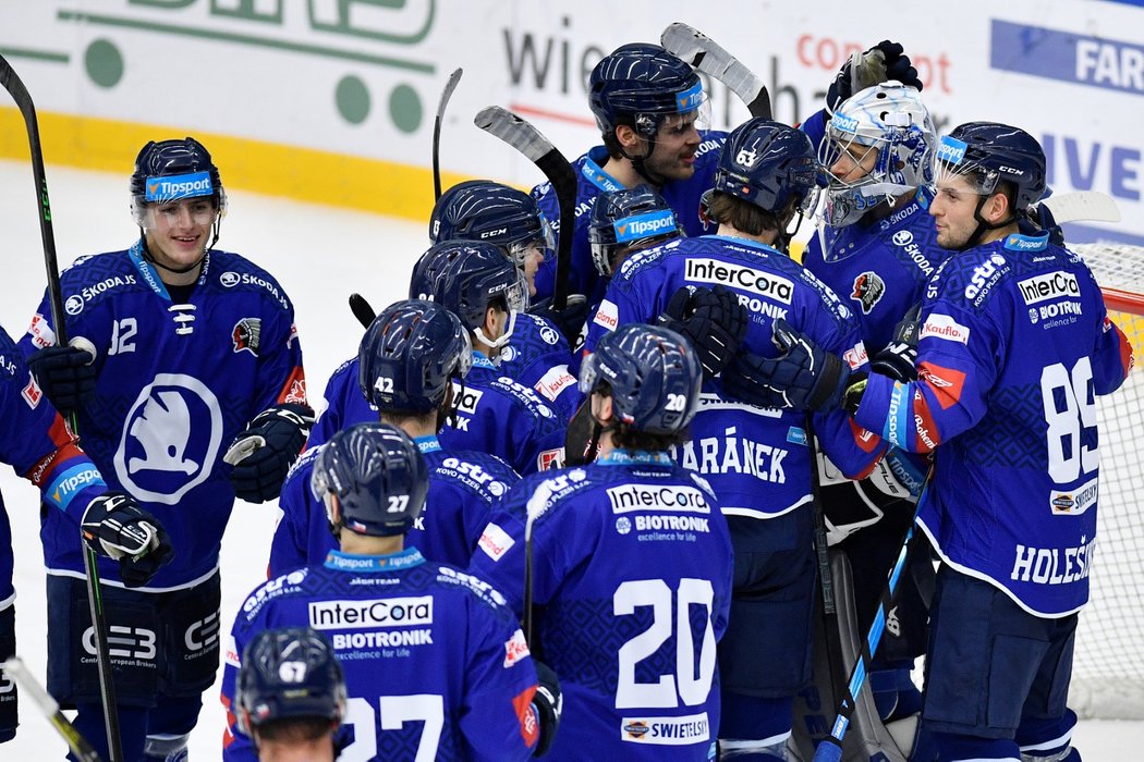 Plzeňští hokejisté oslavují čtvrtou výhru v řadě