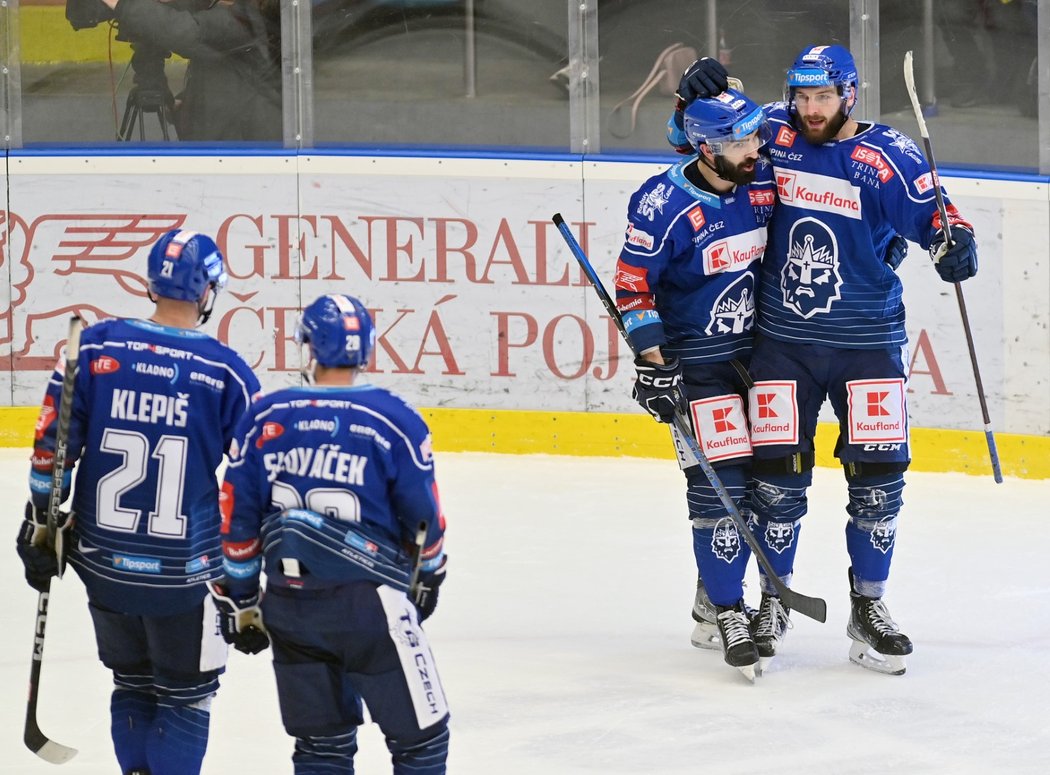 Kladenští Rytíři Martin Procházka (vpravo) a Ladislav Zikmund oslavují gól