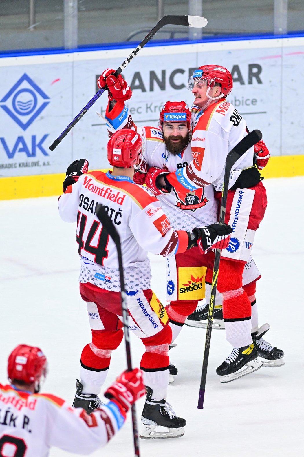 Hradečtí hokejisté oslavují trefu útočníka Marka Zachara (uprostřed)