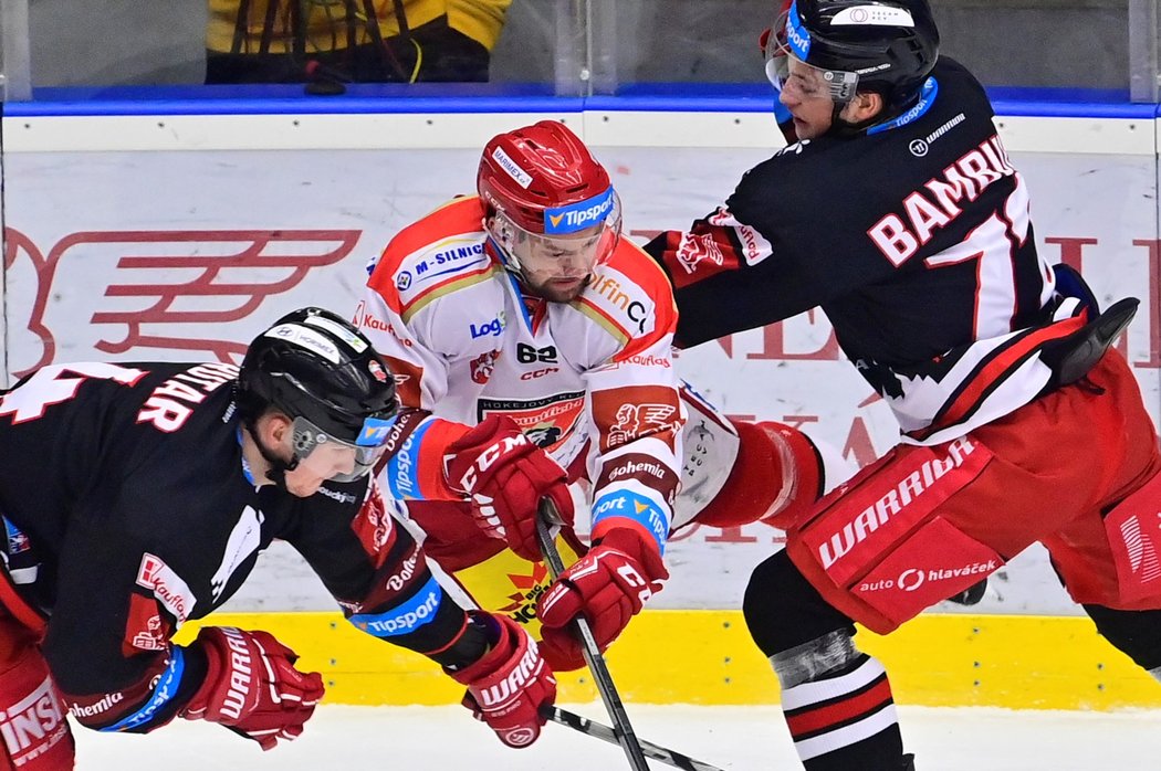 Radek Pilař z Hradce Králové v souboji se dvěma hráči Olomouce