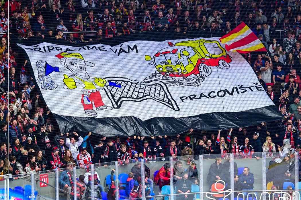 Choreo hradeckých fanoušků během derby s Pardubicemi