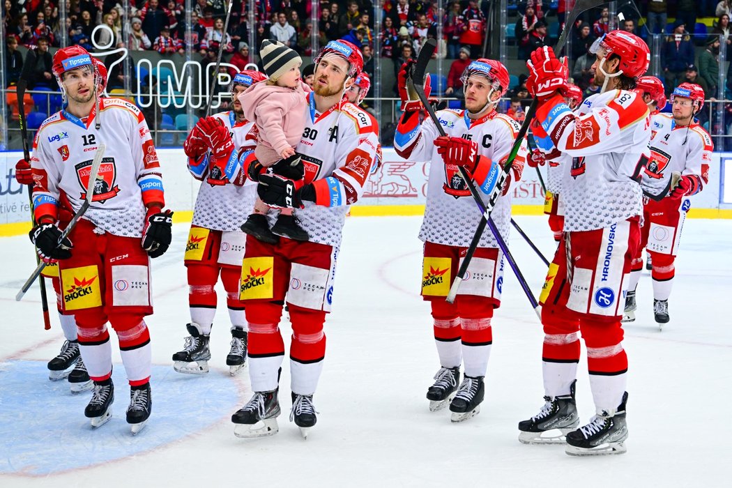 Hradečtí hokejisté oslavují sladké vítězství v derby s Pardubicemi