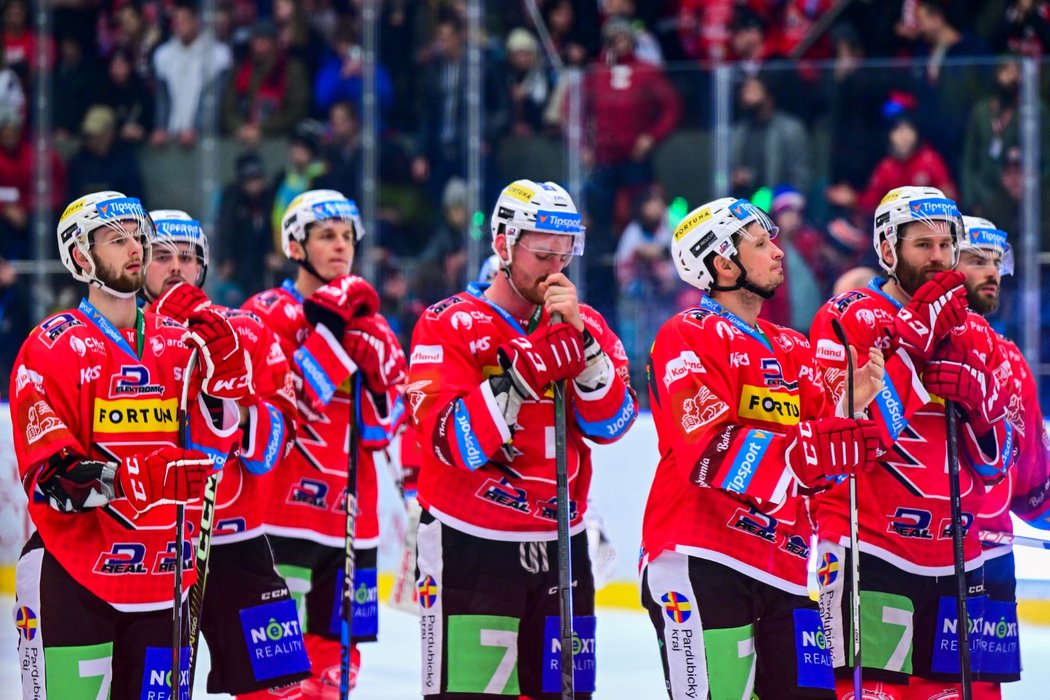 Pardubičtí hokejisté smutní po porážce v Hradci Králové