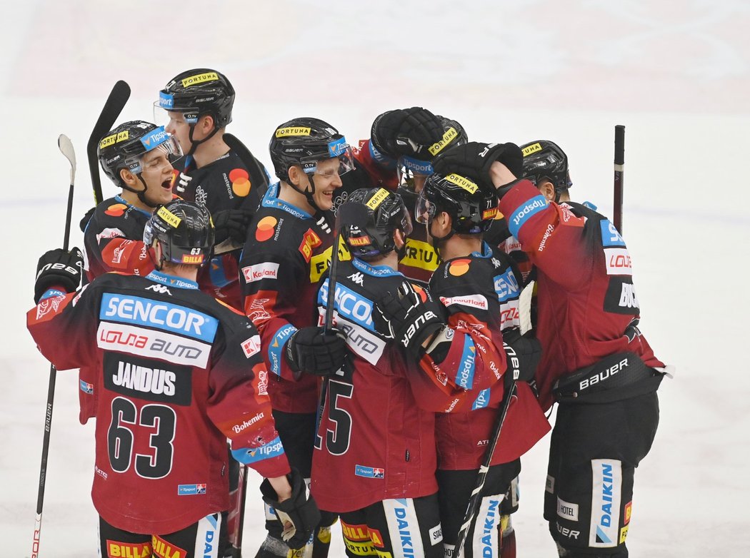 Hokejisté Sparty oslavují vítězství v Hradci Králové
