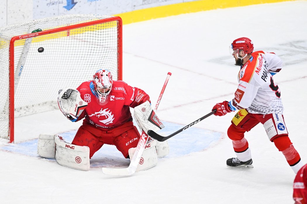 Třinecký gólman Marek Mazanec inkasuje branku v Hradci Králové