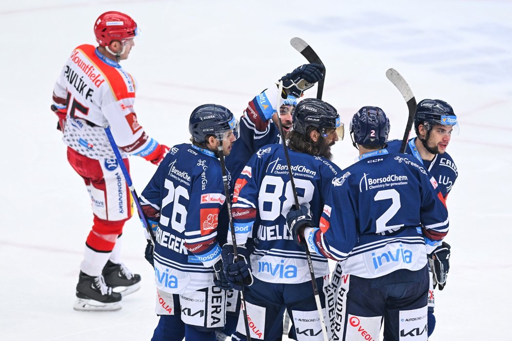 Vítkovičtí hokejisté se radují z gólu, ve kterém měl opět prsty Peter Mueller (uprostřed)