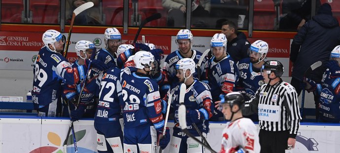 Hokejisté Komety Brno se radují z gólu u střídačky