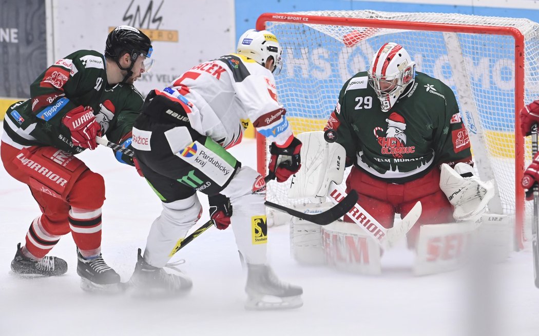 Olomoucký brankář Jan Lukáš zasahuje proti šanci Tomáše Vondráčka z Pardubic