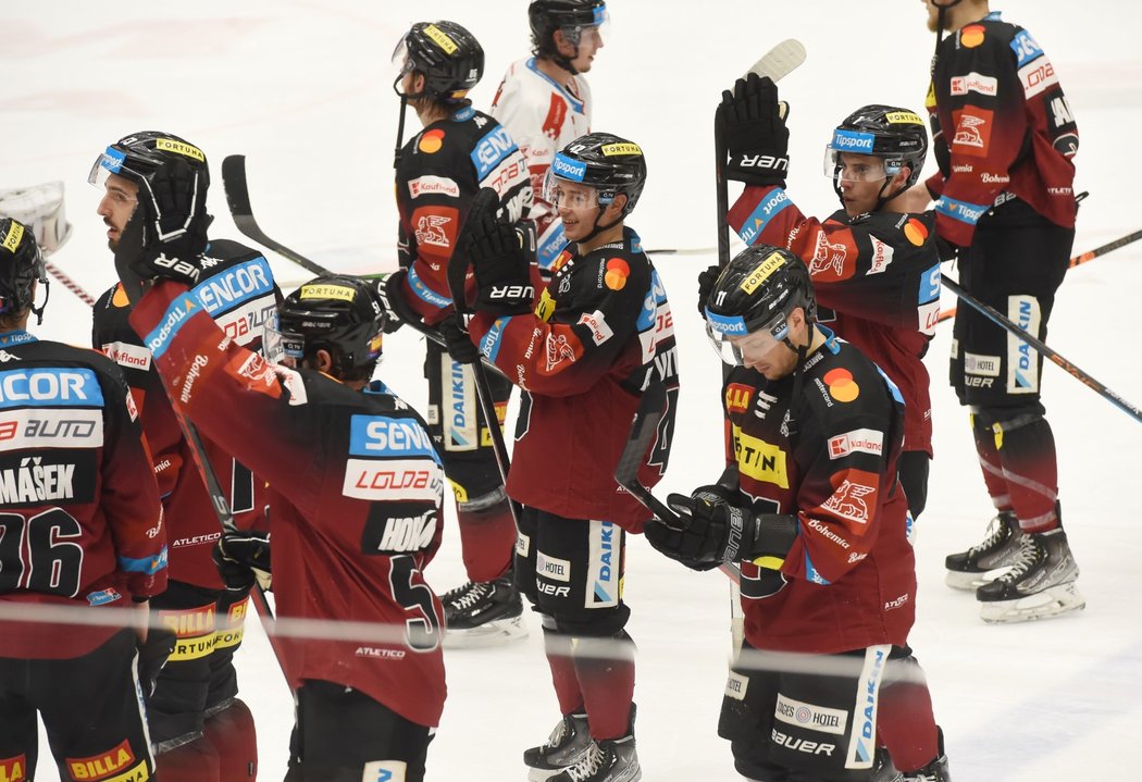 Hokejisté Sparty oslavují vítězství v Olomouci