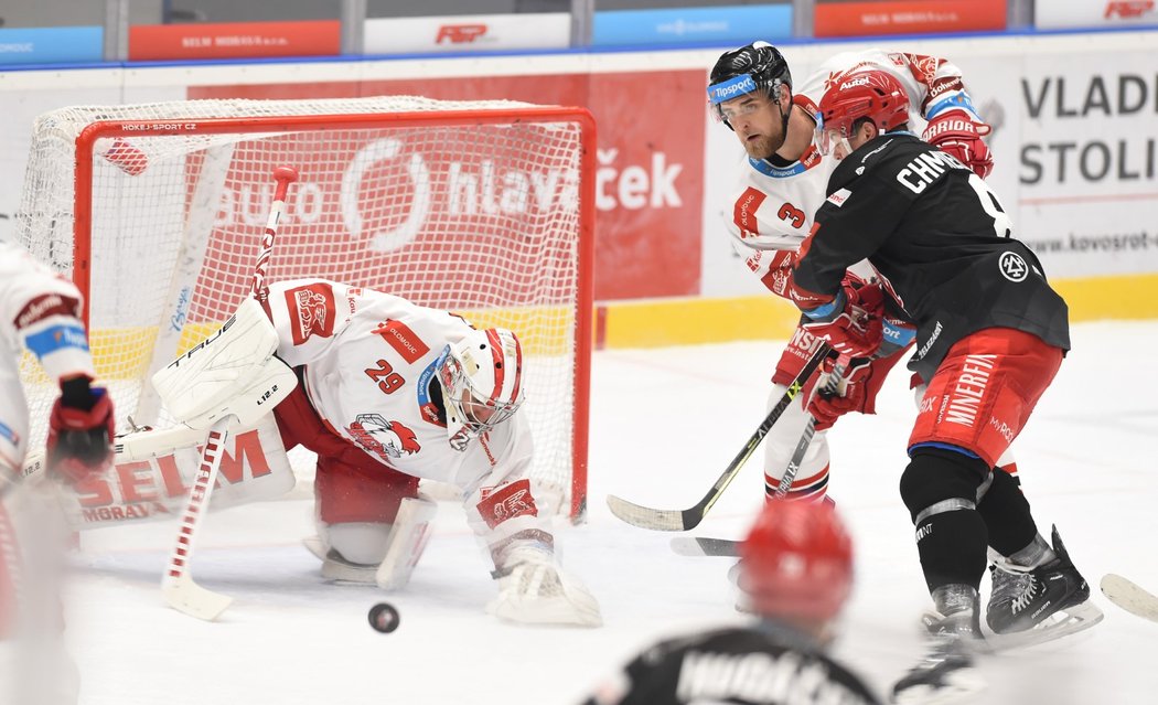 Olomoucký gólman Jan lukáš zasahuje v utkání s Třincem