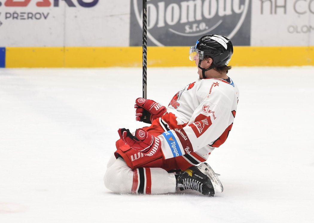 Olomoucký útočník Jakub Navrátil oslavuje vítězný gól proti Třinci