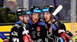 Karlovarští hokejisté se radují z gólu kapitána Tomáše Vondráčka (uprostřed)