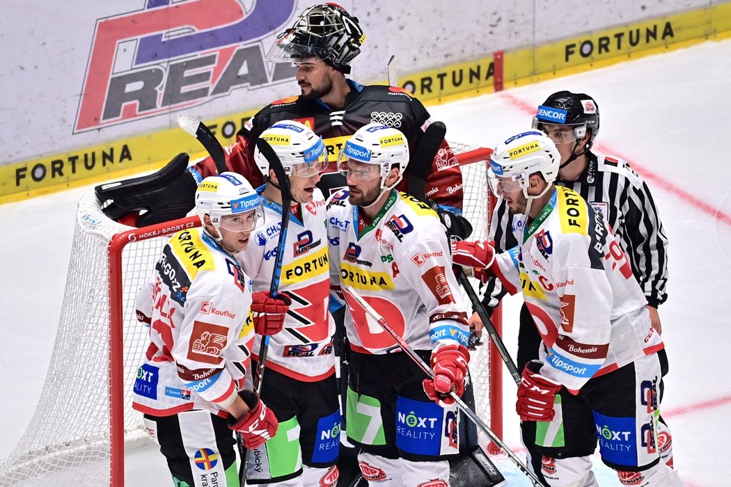 Pardubičtí hokejisté oslavují gól Roberta Kousala (uprostřed) v bitvě se Spartou