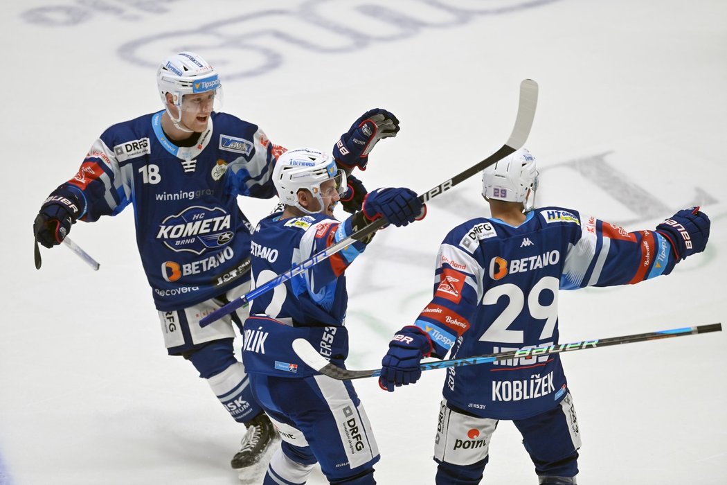 Brněnští hokejisté se radují z vítězného gólu Radka Koblížka (vpravo)