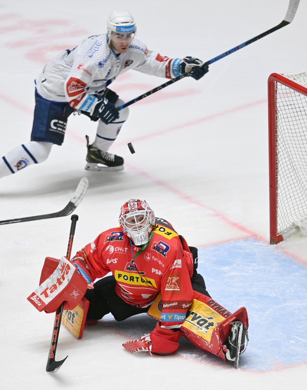 Pardubický gólman Dominik Frodl v rozštěpu sleduje letící kotouč