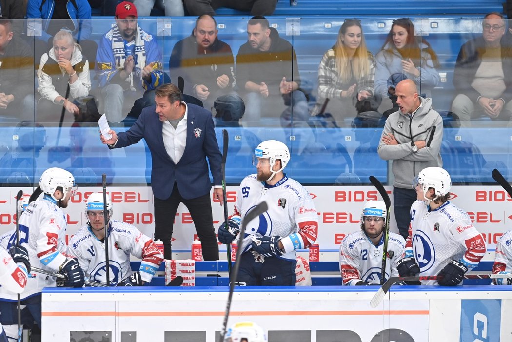 Plzeňská střídačka již pod vedením nového kouče Petra Kořínka (vlevo). Nechybí i klubový boss Martin Straka