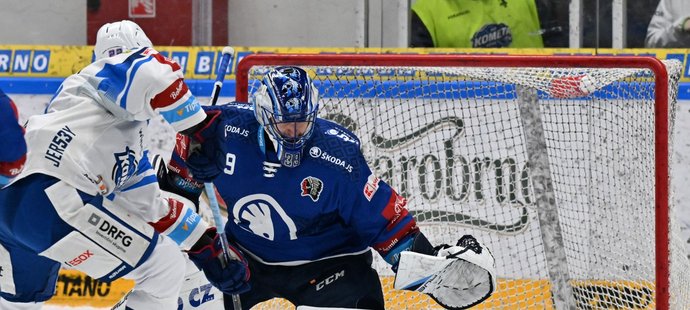 Plzeňský brankář Dominik Pavlát inkasuje gól