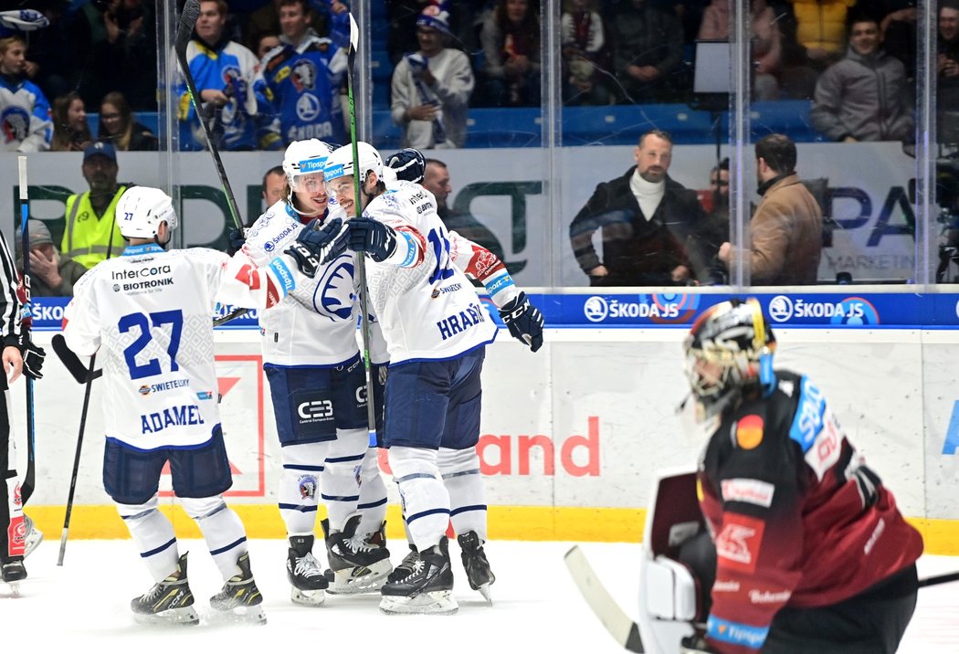 Plzeňští hokejisté se radují ze vstřelené branky v zápase se Spartou