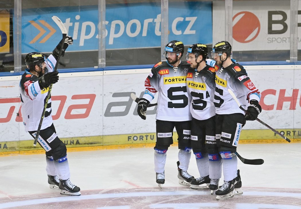 Hokejisté Sparty oslavují gól útočníka Vladimíra Sobotky (vpravo uprostřed)