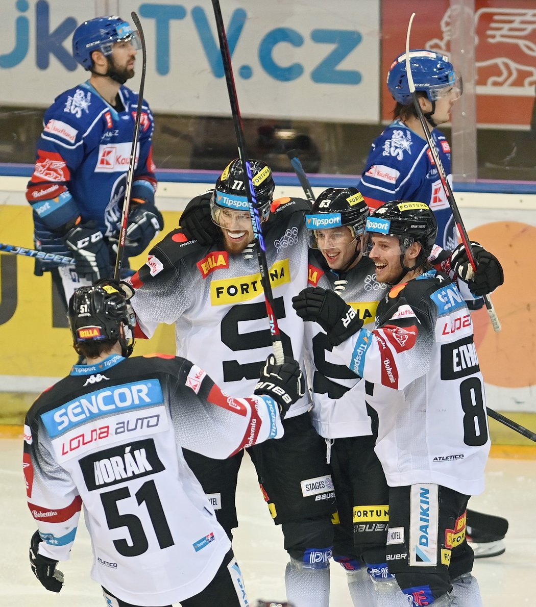 Hokejisté Sparty oslavují gól obránce Martina Janduse (uprostřed)