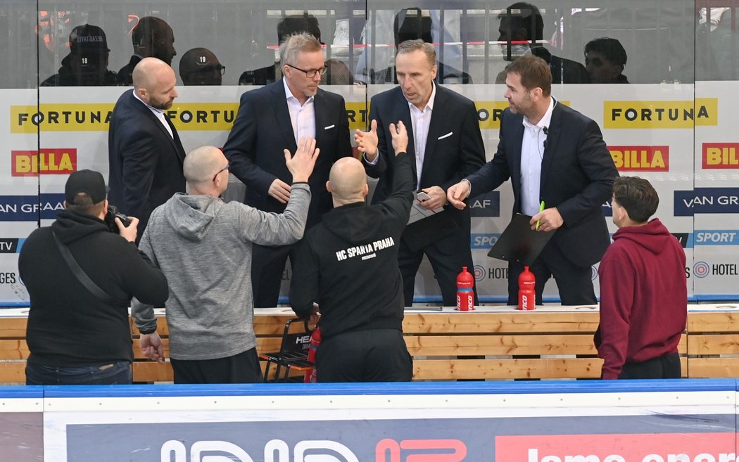Střídačka hokejové Sparty pod vedením kouče Miloslava Hořavy (druhý zprava) oslavuje výhru před odjezdem na Spengler Cup