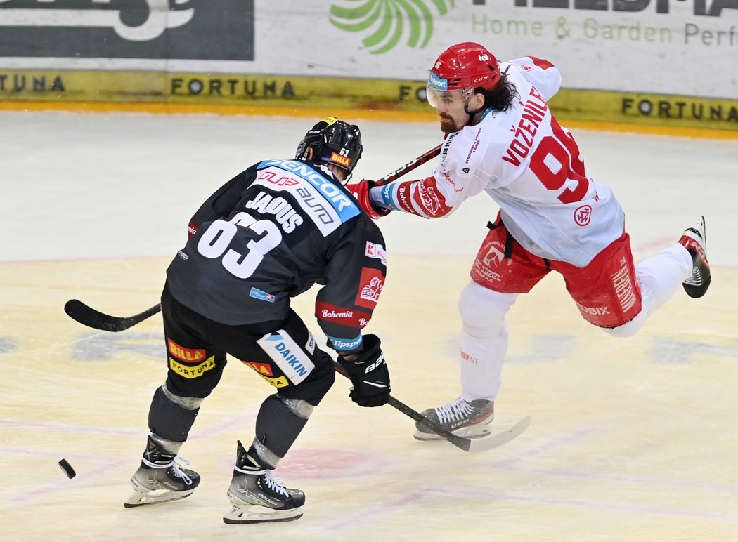 Třinecký útočník Daniel Voženílek pálí na sparťanskou branku