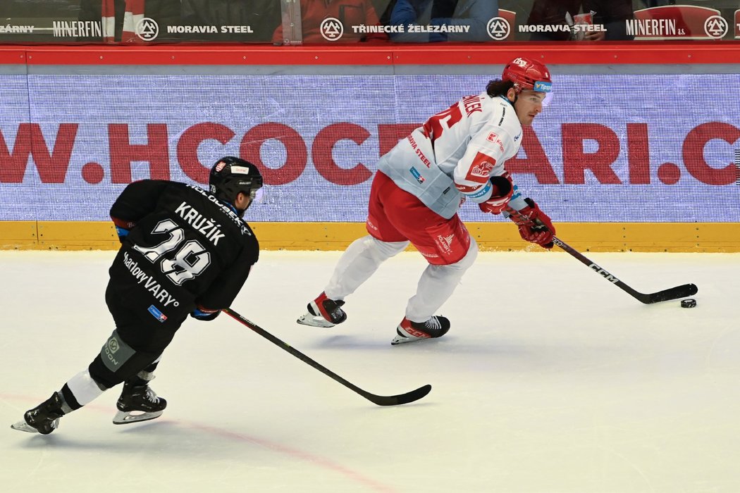 Třinecký útočník Daniel Voženílek ujíždí s pukem v zápase proti Karlovým Varům