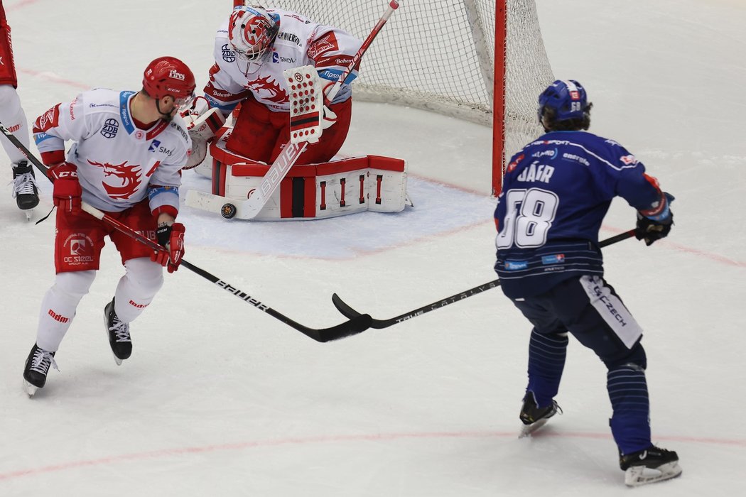 Jaromír Jágr operuje u třinecké branky Marka Mazance