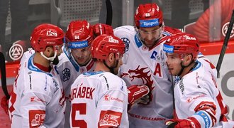 SESTŘIHY: Třinec zničil Kometu 7:2! Derby pro Tygry a Plzeň. Motor vyhrál