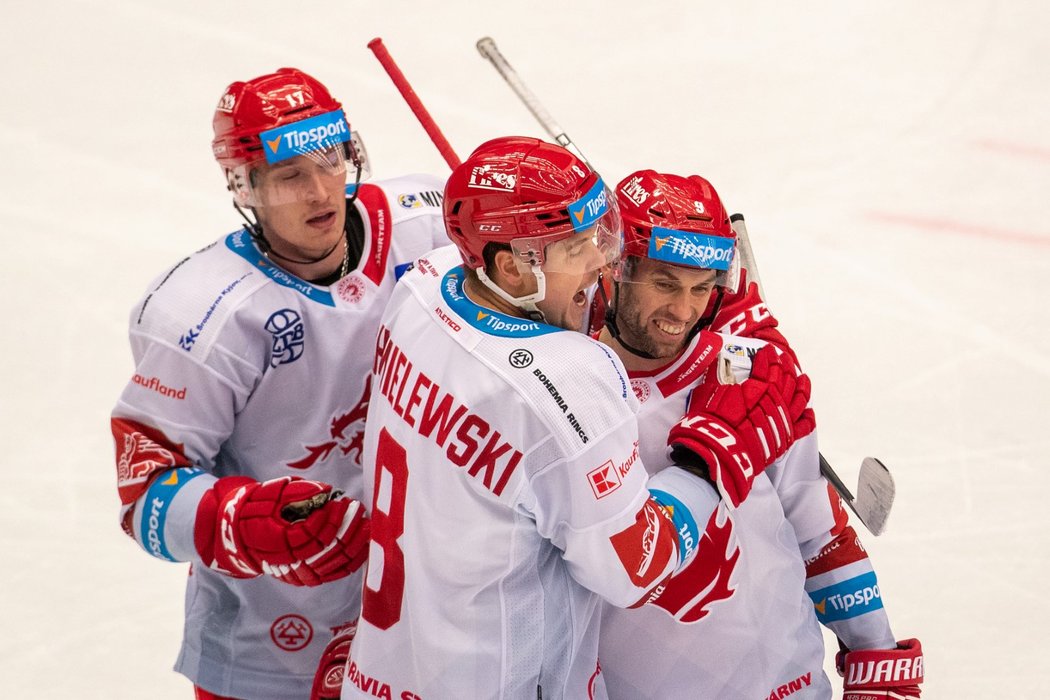 Třinečtí hokejisté se radují ze vstřelené branky útočníka Arona Chmielewského