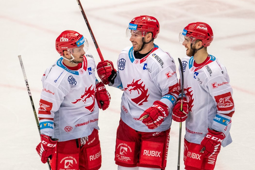 Třinečtí hokejisté se radují z technického gólu Marka Daňa (uprostřed)