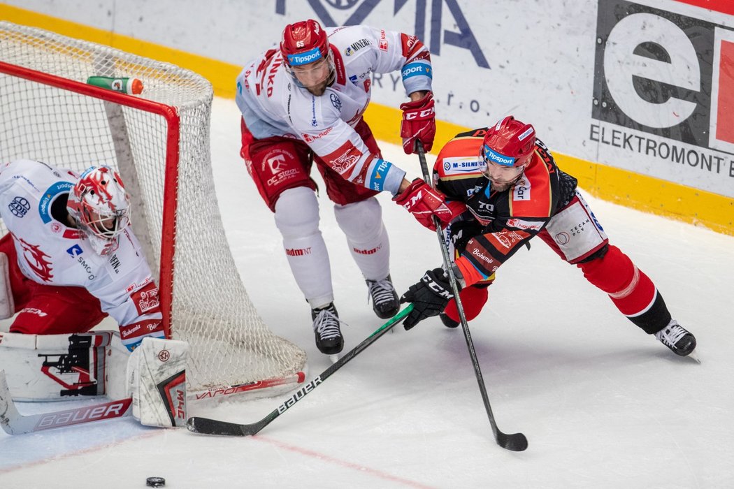 Hradecký kapitán Radek Smoleňák krouží kolem třinecké branky