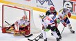 Pardubičtí hokejisté blokují Oceláře Tomáše Marcinka u branky Dominika Frodla