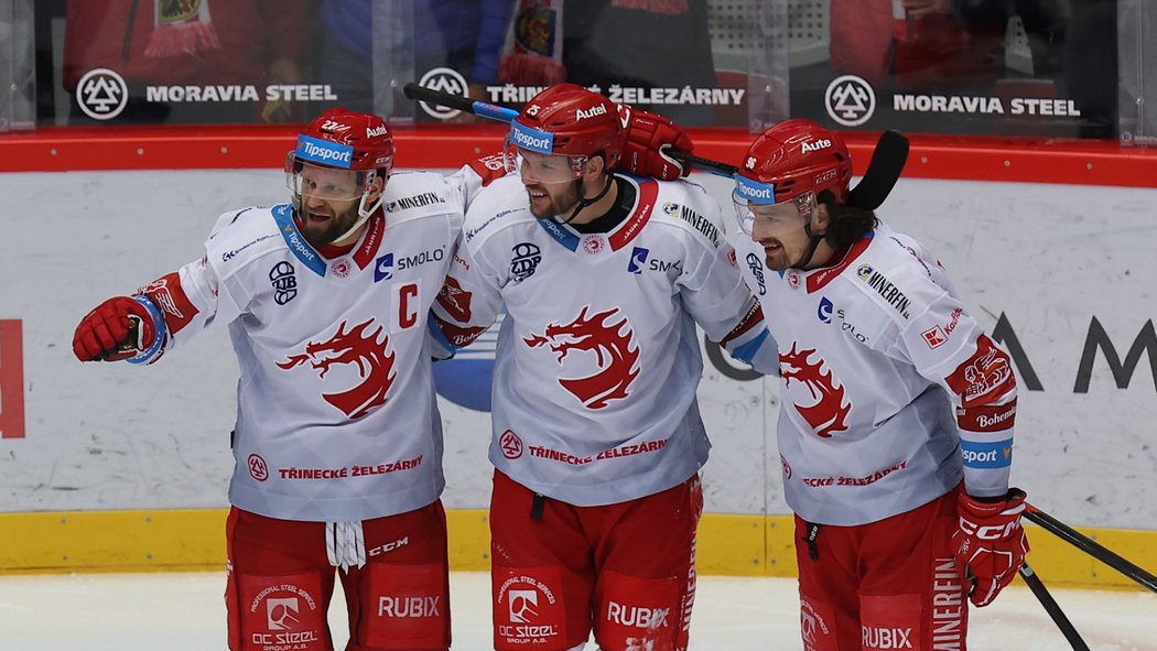 Obránce Vladimír Roth (uprostřed) oslavuje gól při své obnovené premiéře za Třinec