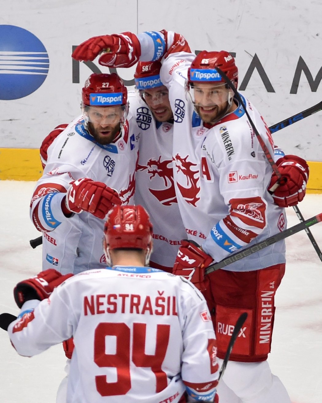 Třinečtí hokejisté se radují z gólu útočníka Martina Růžičky (vlevo)