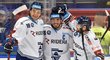 Vítkovičtí hokejisté oslavují čistý hattrick zaskakujícího kapitána Dominika Lakatoše (uprostřed)