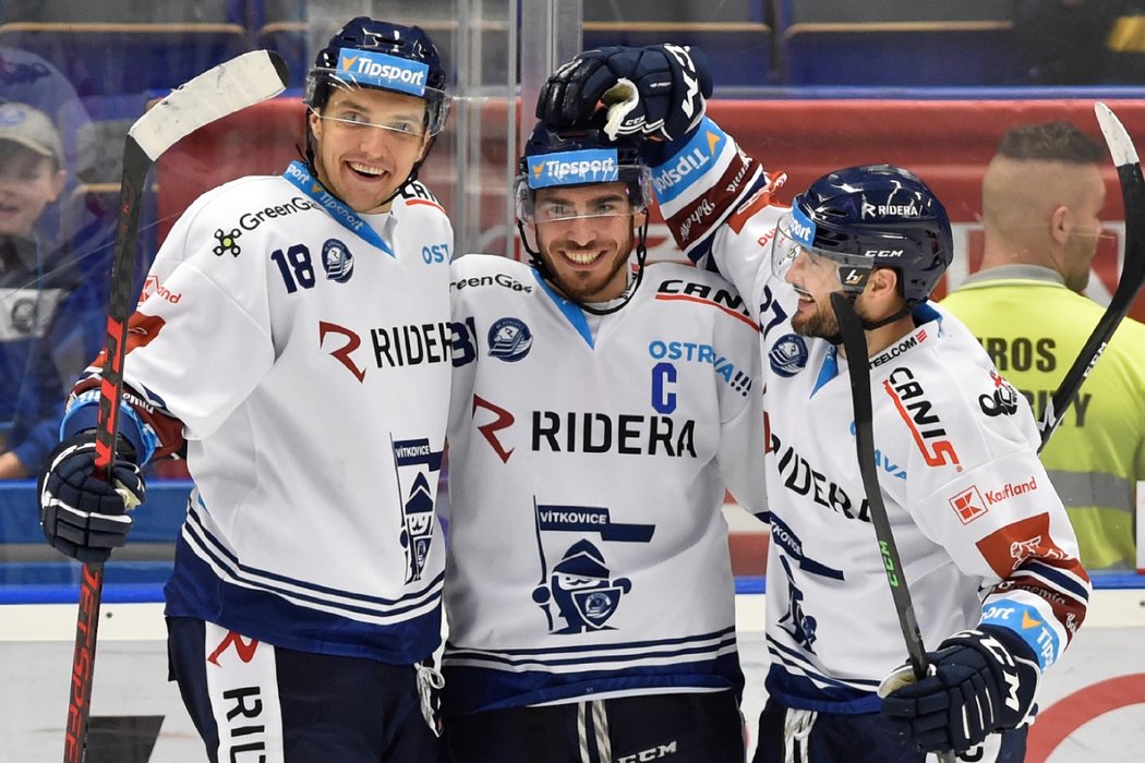 Vítkovičtí hokejisté oslavují čistý hattrick zaskakujícího kapitána Dominika Lakatoše (uprostřed)