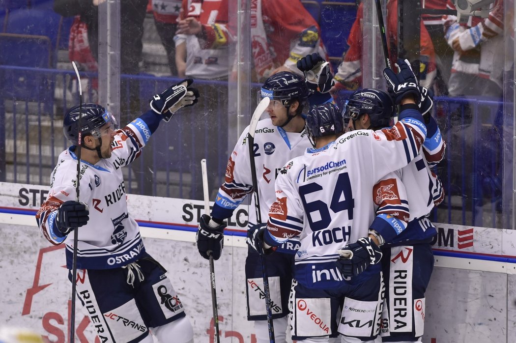 Vítkovičtí hokejisté se radují z bleskového gólu útočníka Rastislava Deje