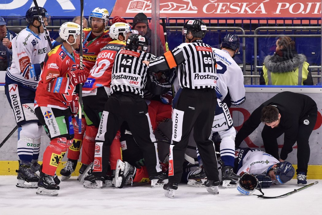 U zraněného Petra Fridricha (vpravo na ledě) se strhla větší mela mezi hokejisty Vítkovic a Pardubic