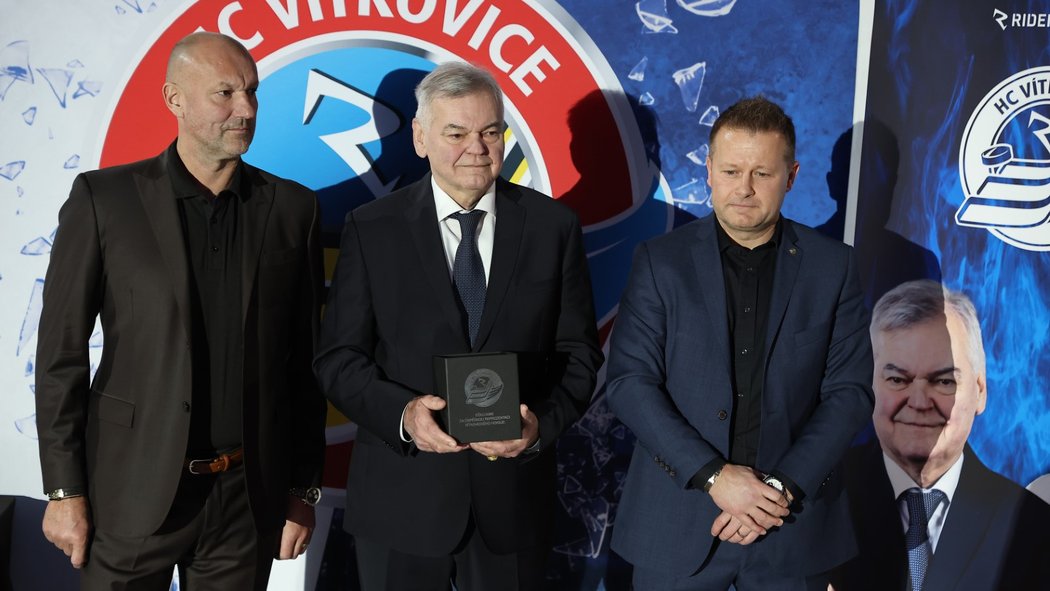 Někdejší hráč a trenér Vladimír Vůjtek (uprostřed) se ve Vítkovicích dočkal obrovské pocty. Pod stropem haly již visí jeho dres