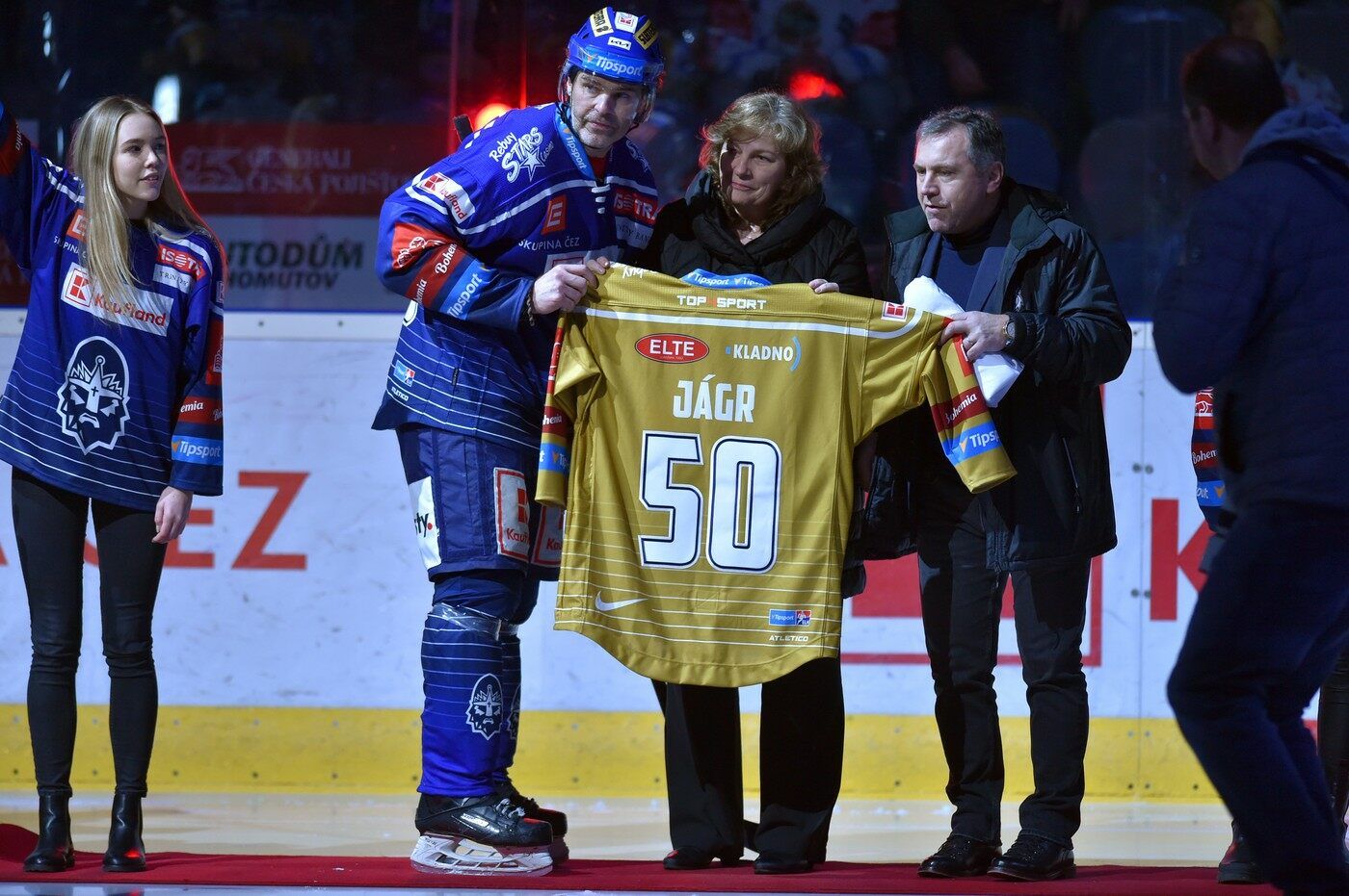 Jaromír Jágr se speciálním dresem u příležitosti 50. narozenin Jaromír Jágr se speciálním dresem u příležitosti 50. narozenin