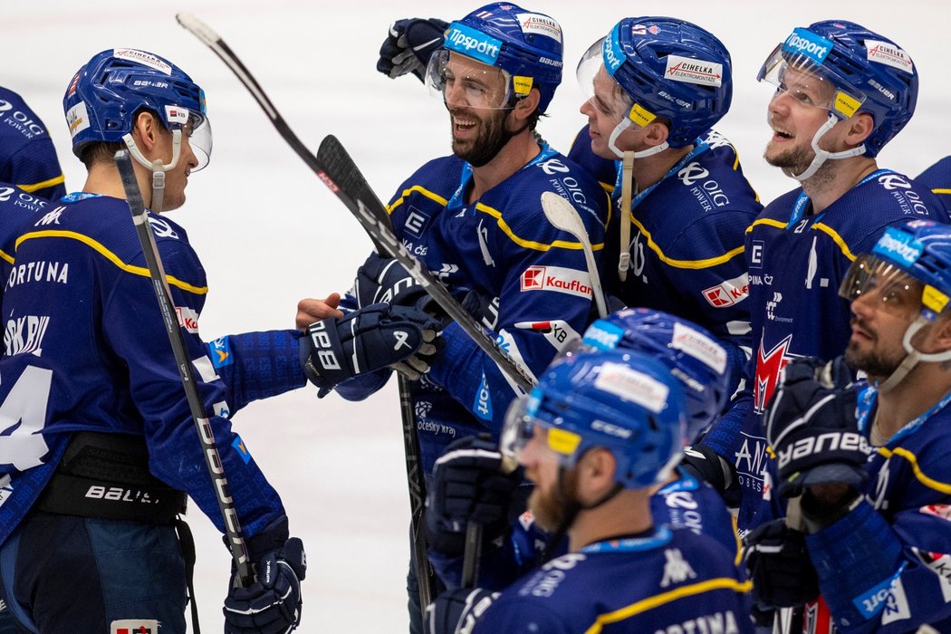 Českobudějovičtí hokejisté oslavují vítězství s vítězným střelcem Brantem Harrisem (uprostřed)