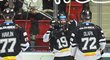 Karlovarští hokejisté oslavují vstřelený gól