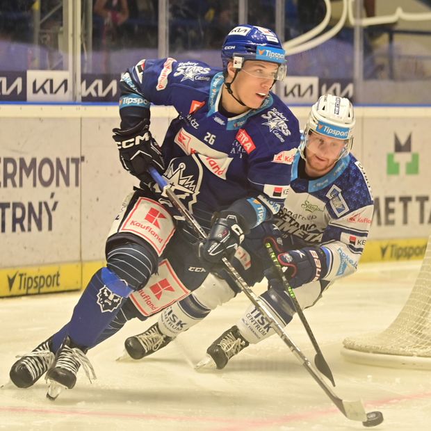 Kladenský bek Jiří Ticháček v duelu s brněnskou Kometou Kladenský bek Jiří Ticháček v duelu s brněnskou Kometou