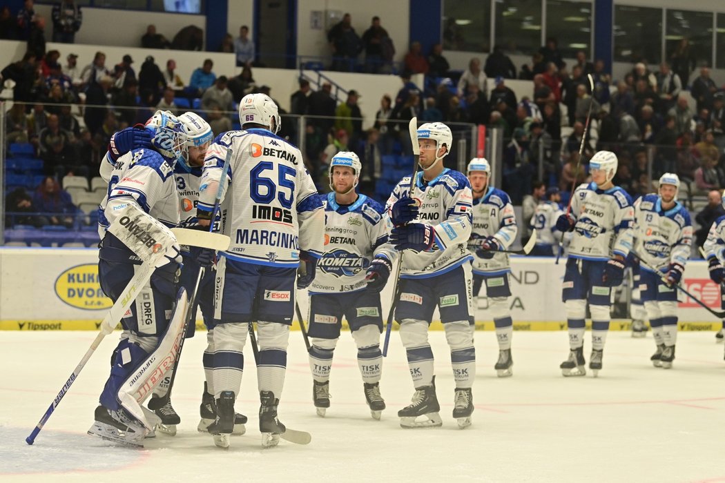 Hokejisté Komety Brno oslavují vítězství