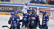 Kladenští hokejisté se radují z gólu v Brně